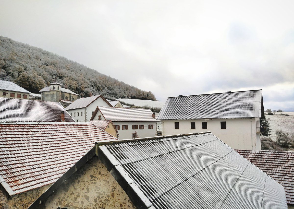 🌨️Egun on! Tal y como esperábamos, la nieve se asoma un pokiko por los tejados de Aria (858m). 
❄️Errana zen bezala, elurra ezon da Ariako etxegeinetan.

casaruraerteikoa.com

#nieve #snow #elurra #invierno #WINTER #aria #arianavarra #aezkoa #pirineonavarro #iratiorreaga