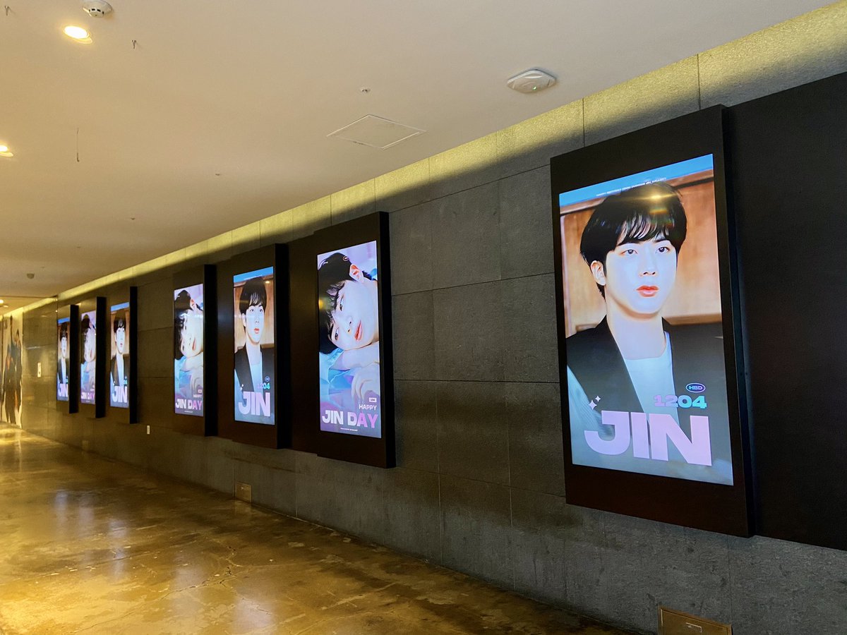 AlwaysloveSJin's tweet photo. 신촌 유플렉스

연결통로 벽면 가득 석진이가 뜨네요💖 외벽 전광판 영상도 정말 예뻤습니다

방탄소년단 진 갤러리 @dcinside_jin 감사합니다

#12월에도찾아온봄_석진아_생일축하해
#HAPPYJINDAY 
#방탄소년단진 https://t.co/cAgv9W0xF3