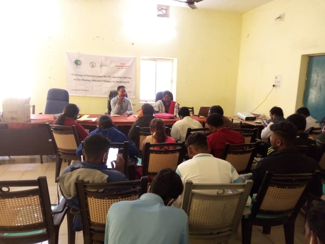 SARDA_ORG's tweet photo. Mining-affected Gram Panchayats of Koira and Lahunilara blocks of Sundargarh District. 
For the same, local youths from the respective GPs are selected to carry out the study and mobilization work.
Selected enumerators are being trained on a mobile-based survey app. https://t.co/GHdQNxc3Tx