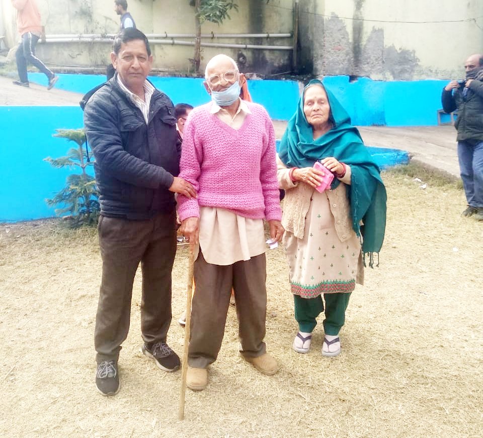 NewspointjK's tweet photo. #KATHUA Ishwar Dass age 95 yrs turn up at #pollingstation Parnala, Billawar to cast his vote under phase-III of polling. #DDCElections #billawar #parnala #Vote2020 https://t.co/iubkb4GJMJ