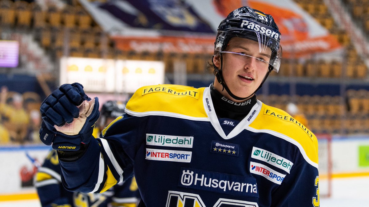 Härligt fredagsnyhet! Oskar Olausson skriver seniorkontrakt med HV71. "En dröm som går i uppfyllelse". #HV71 bit.ly/36HA9GR