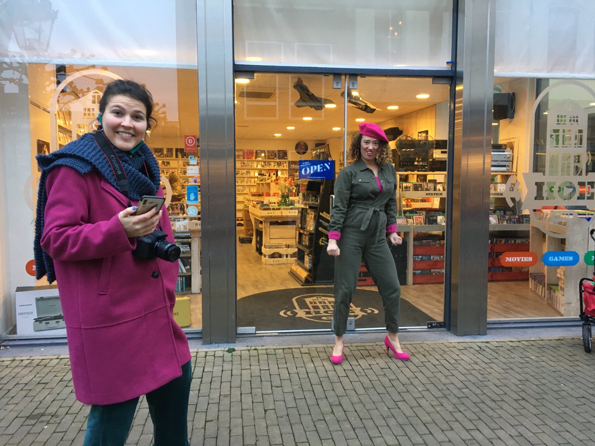 🎶🎶🎶"Doe die deur dicht doe die deur dicht, net als in New York Londen Parijs, doe het tegen het smeltend ijs" Marie-Anne en Naomi van ZO KAN HET OOK maken een filmpje + rap om 59.500 winkeliers op te roepen de winkeldeur dicht te houden als de verwarming aan is. #klimaatcrisis