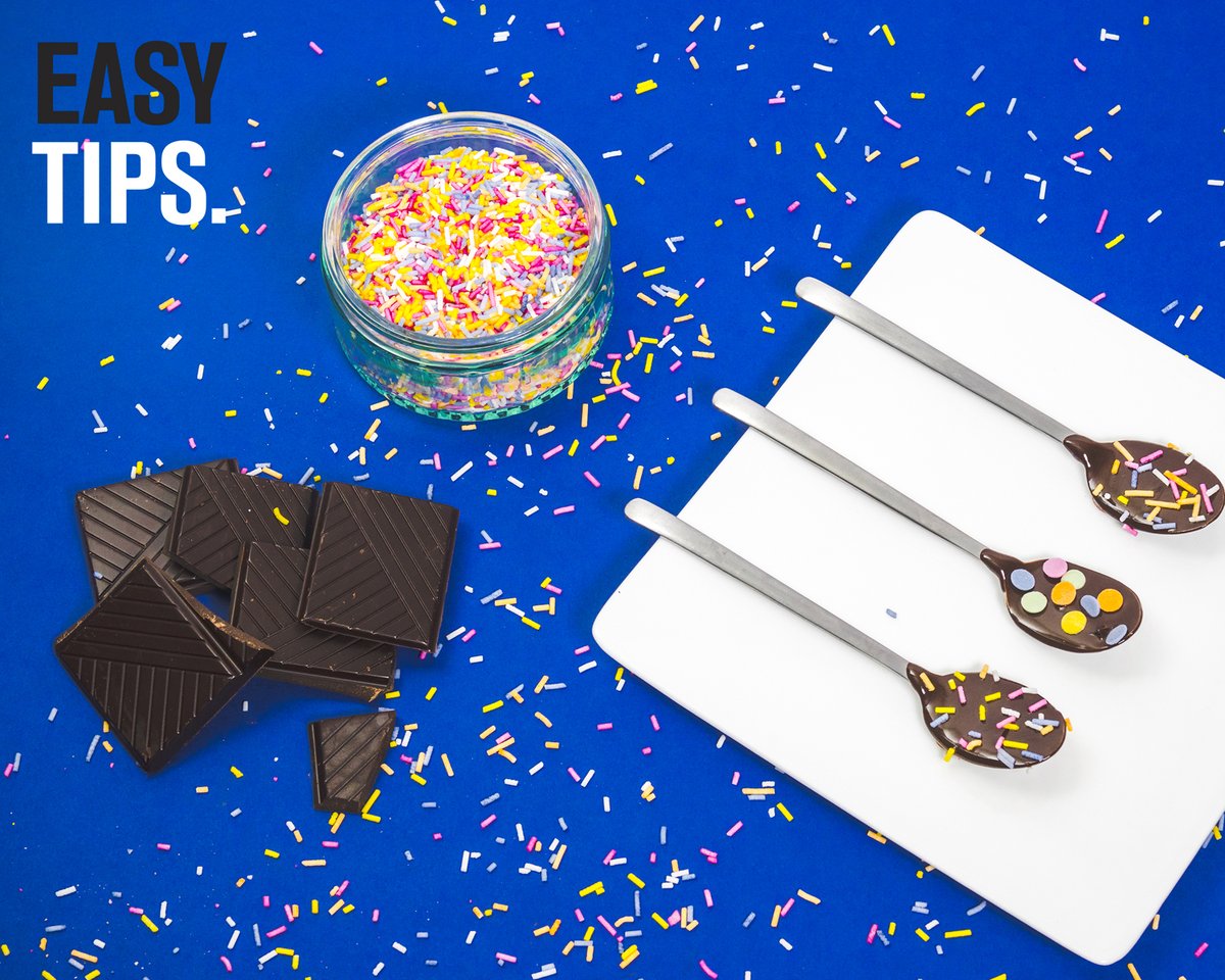 Maak van ieder nagerecht een feestje met deze lekkere lepels, simpelweg dippen in gesmolten chocolade. Leuk voor de feestdagen! 🎄#easy!