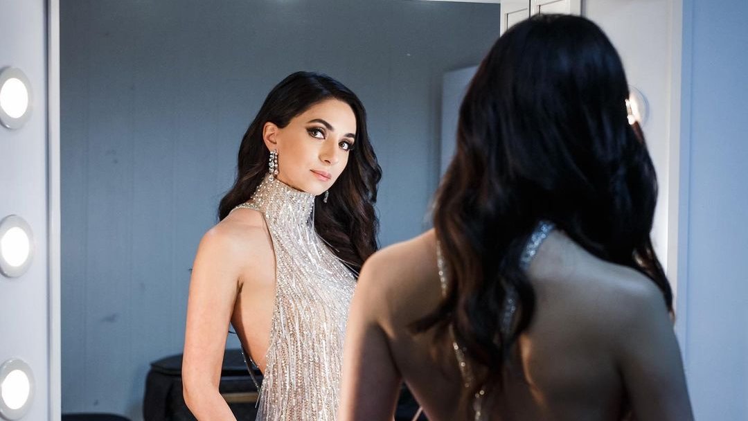 Дорогие мои девочки, девушки, женщины, вы уже решили в чем встретите 2021?
⠀
Скажу честно, я еще в раздумьях! В чем там советуют встречать праздник в этом году, кто уже изучил вопрос, делитесь😘