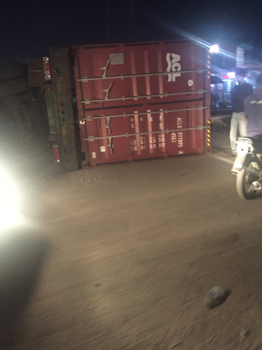 chidiiebere's tweet photo. On my way back home I escaped a major accident from this trailers @t_babalola on cele express way. I can only say God saved us yesterday, my driver and I.
Only to get back into Amuwo axis and a container had fallen at alakija.
#NoToTrailerQueues https://t.co/TMphXk81nP