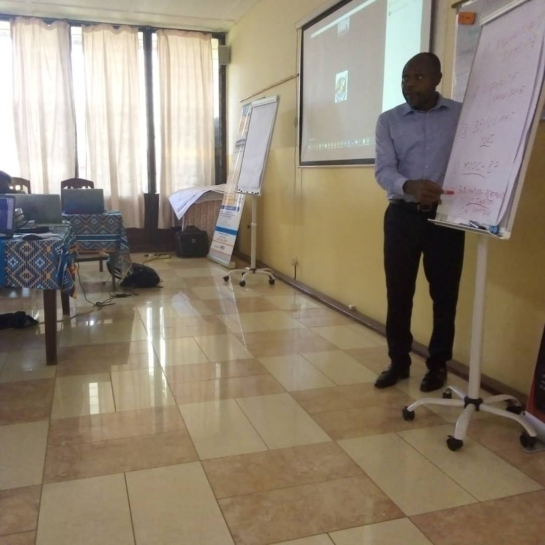 AssoalCameroun's tweet photo. #Écoledelagouverance
#session internationale de formation des facilitateurs du Budget Participatif de Yaoundé du 30 Novembre au 12 Décembre 2020 à Yaoundé Module 3 : Introduction aux Budgets participatifs Séquence 4: Les mécanismes de mise en œuvre du BP par @nguebou. https://t.co/UYEVbLwnaO