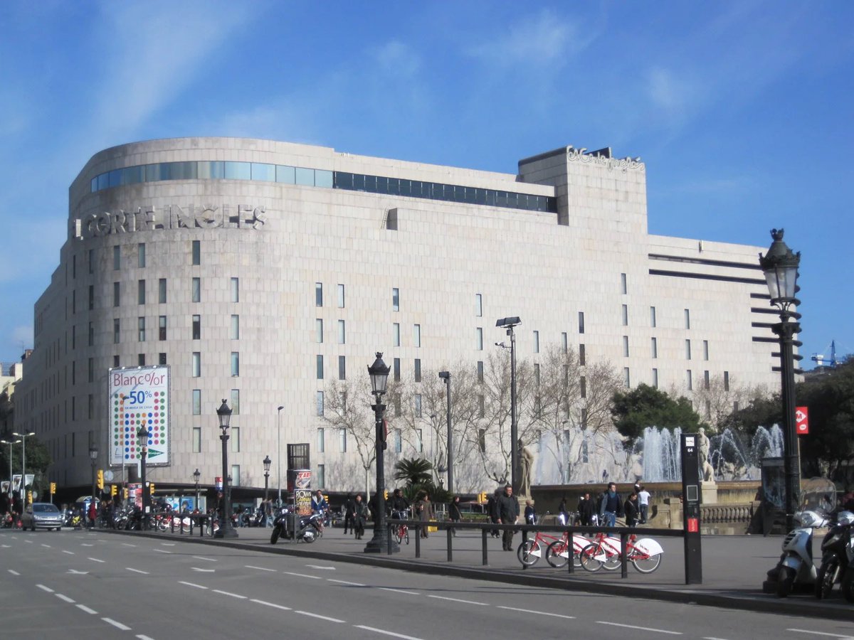 CPIXA1's tweet photo. Aquest tros d'edifici està obert i pot obrir el dilluns vinent com tants altres de l'estil i variats, i els centres comercials no. Em podeu explicar @govern i @albaverges perquè ens discrimineu? Us penseu que som estúpids? Esteu debatent aquest matí sobre el tema o tant us fa? https://t.co/L61BkQXDKq