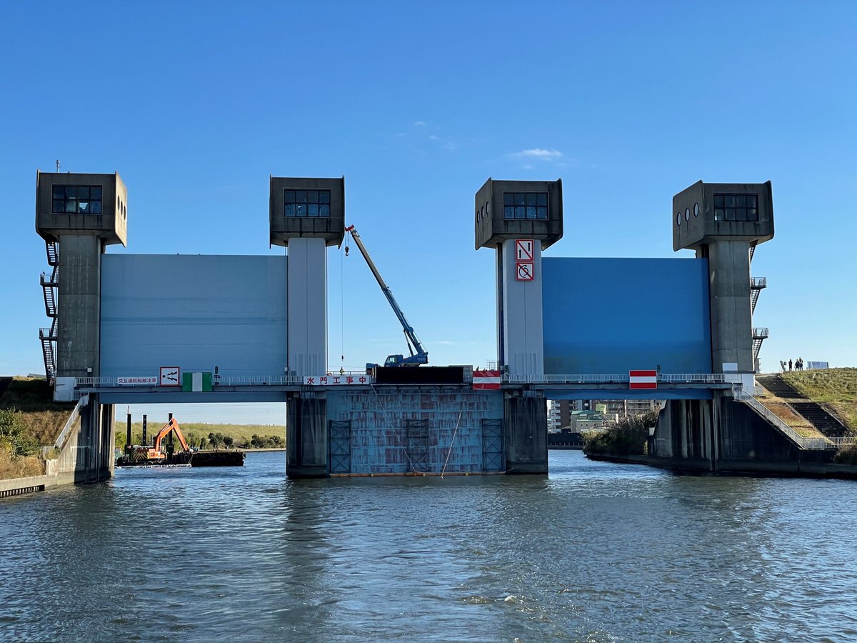 ট ইট র 水上バス 東京水辺ライン 特別ゆらぶら便 12月 ３月の特定日運航 で通過する岩淵水門ですが 青門と赤門といわれる新と旧の水門があります さて どちらが新 どちらが旧でしょう そして東京水辺ラインはどちらをくぐるでしょうか