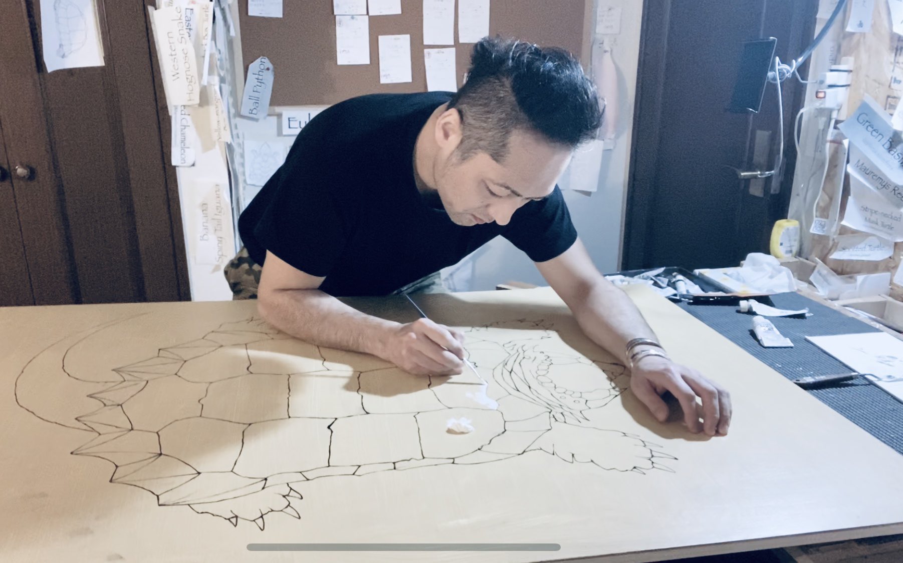 多加久 アートルゴッサ 両爬虫 ワニガメ オルカ の甲板の下地塗り開始 今回の支持体は通常の制作台には乗らないので平置きスタイル 想定以上に規格外 一筋縄ではいかないので全てをさらけだし我武者羅に楽しみながらやります オルカよ宜しく