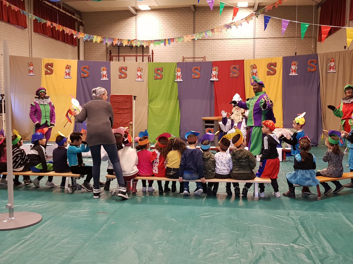 Sinterklaas surprises, Sinterklaas en Pieten in de gymzaal en thuis te volgen voor alle ouders die er niet bij mogen zijn. Via de Van Ostade Sint livestream! Wees proactief en denk win win ook in coronatijden!