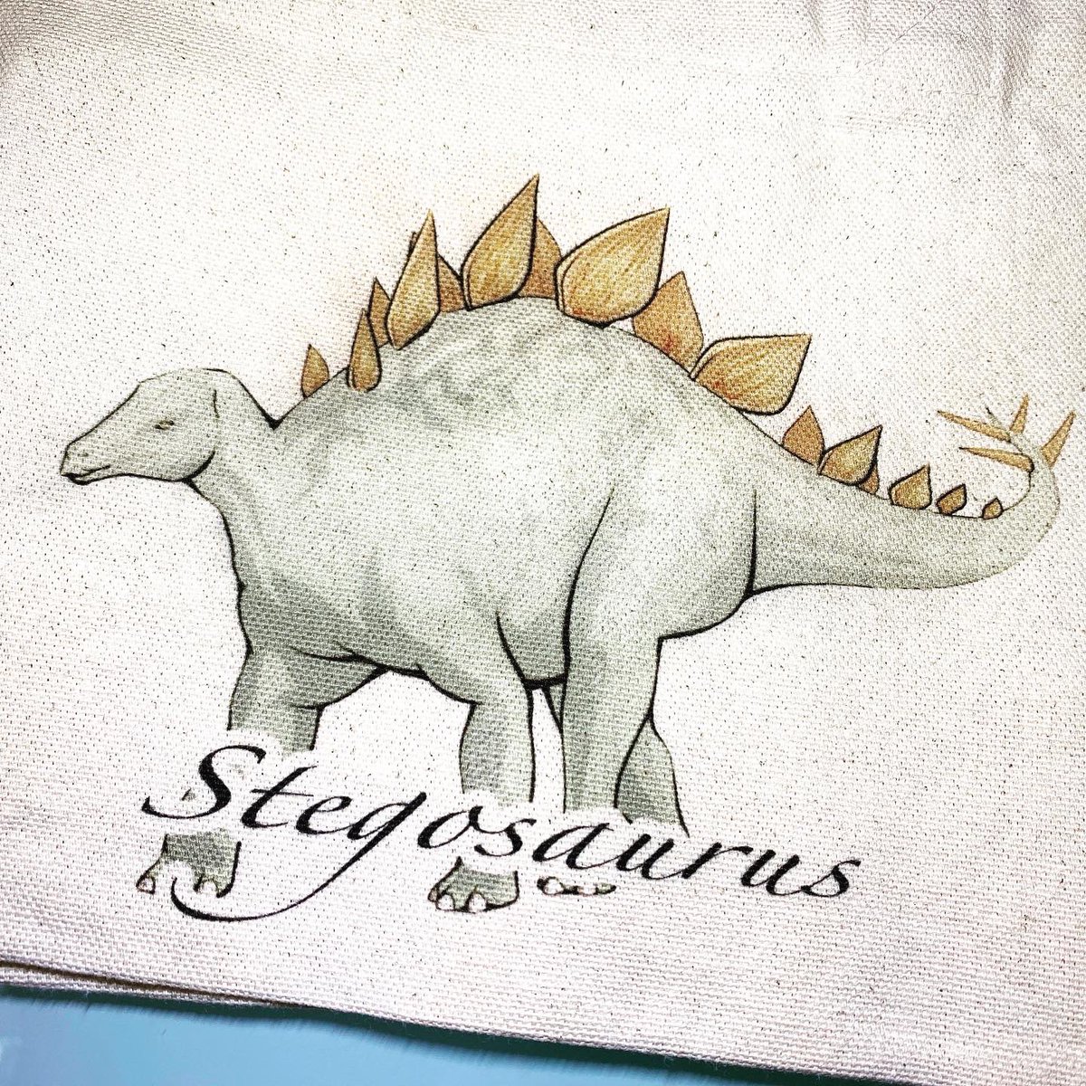 宮崎 修 新作イラストテスト印刷 モササウルスとステゴサウルスのイラストが追加になりましたのでテスト印刷しました なかなか カッコいい 感じになりました カムイサウルス むかわ町 むかわ竜 バック ハンドメイド 恐竜 モササウルス