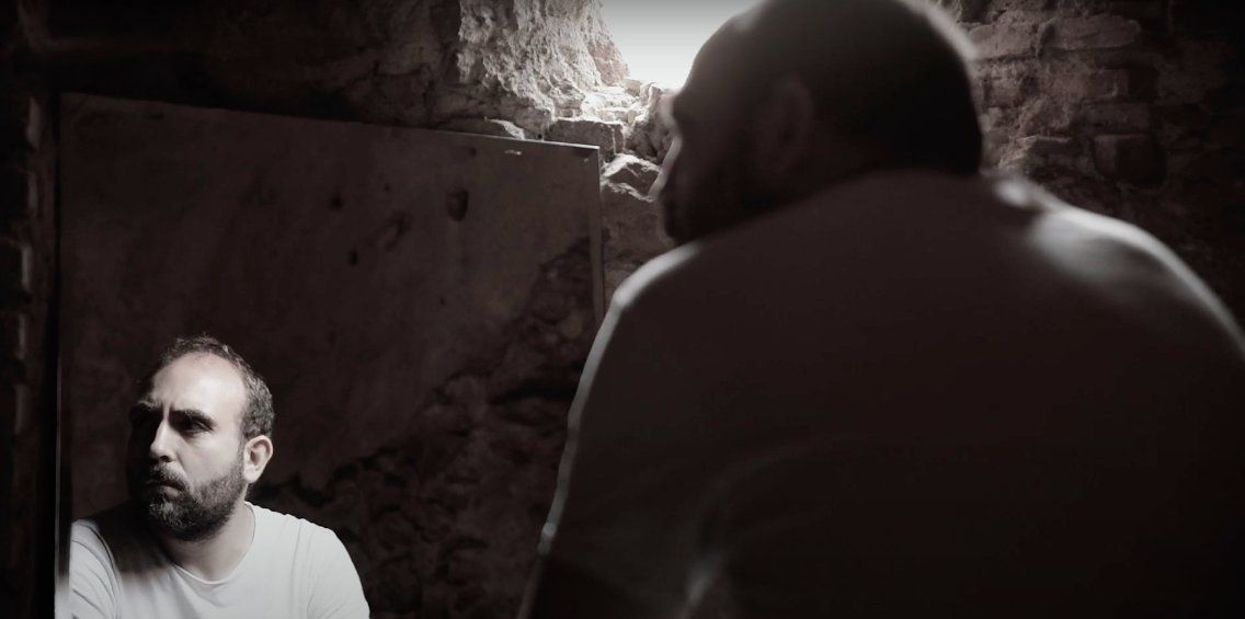 Jorge Navarro &amp; La Revolución Sonríe nos traen desde Badajoz su nuevo tema «Soledades y remiendos«, tema para «cambiar de bando» y reconciliarnos con el pasado, con el que lanzan de forma oficial su nuevo EP «El temblor de las quimeras«.

elmundodetulsa.com/2020/12/jorge-…