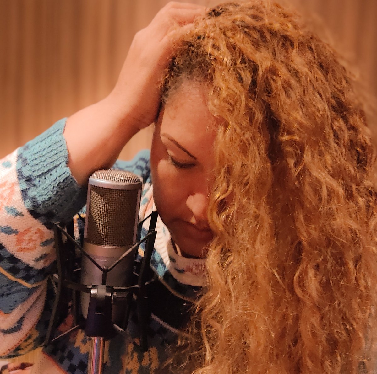 Hoy apagamos las luces del estudio de grabación, pero por primera vez no salté de alegría. Aunque esta canción logró escapar del papel para hacerse realidad, lleva valor, dolor y lo perdido para siempre, ¡lleva las lágrimas del pueblo! ¡Fue imposible no llorar! #Irrompibles