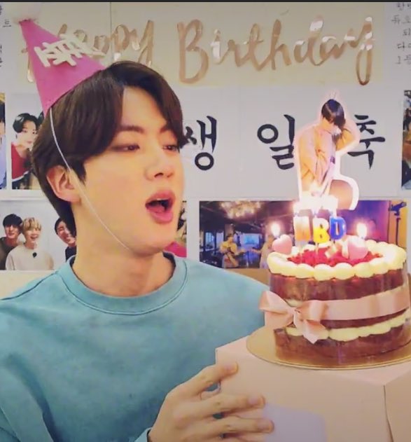 kim seokjin turkeyᵃᵇʸˢˢ yours s tweet 201204 vlive yayini jin in sapkasinin ustunde seokjinnie yaziyor ve 20 li yaslarinin son dogum gunu mumlari uflemesi oldugunu bu sebeple onumuzdeki yildan itibaren mumlarinin 3 lu olacagini