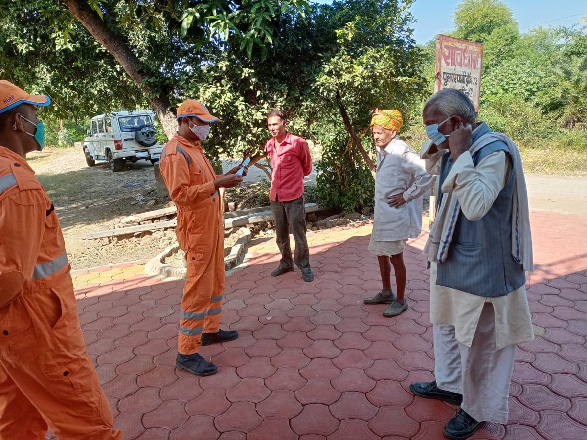 11NDRF's tweet image. #Unite2FightCorona 
#COVIDAppropriateBehaviour
#CommunityAwarenessProgramme Alahda Khedi, Megaram,Asta, Sehore (MP)
👉Always use mask.
👉Wash your hands regularly with water &amp;amp; soap.
👉Maintain 6 feet Social distance.
 
@satyaprad1
@ANI 
@PIB_India