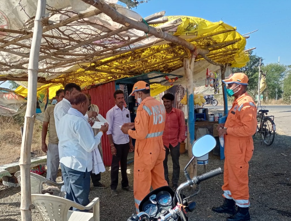 11NDRF's tweet image. #Unite2FightCorona 
#COVIDAppropriateBehaviour
#CommunityAwarenessProgramme Alahda Khedi, Megaram,Asta, Sehore (MP)
👉Always use mask.
👉Wash your hands regularly with water &amp;amp; soap.
👉Maintain 6 feet Social distance.
 
@satyaprad1
@ANI 
@PIB_India
