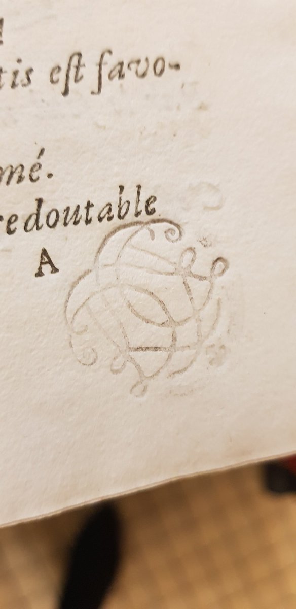 Fille_auxLivres's tweet image. Bonjour cher Twitter,  je fais encore appel à toi.  Je t'en suis toujours très reconnaissante car je trouve toujours réponses à mes questions.
Connais-tu ce #monogramme ? Connais-tu également une base de données qui les répertorie ? A l'avance merci !