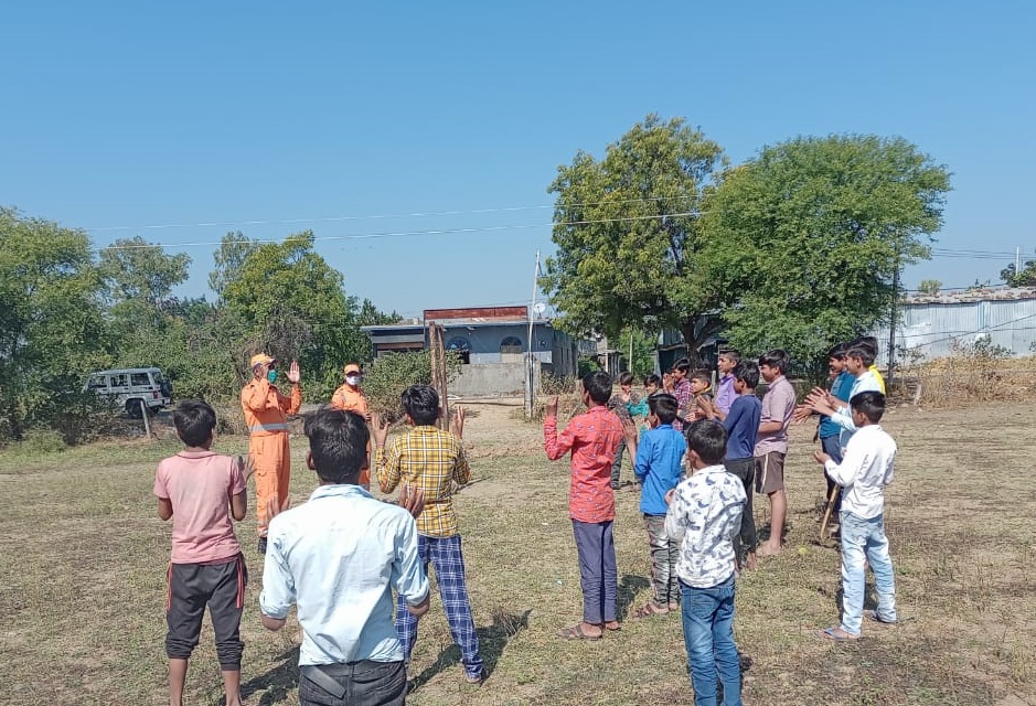 11NDRF's tweet image. #Unite2FightCorona 
#COVIDAppropriateBehaviour
#CommunityAwarenessProgramme Alahda Khedi, Megaram,Asta, Sehore (MP)
👉Always use mask.
👉Wash your hands regularly with water &amp;amp; soap.
👉Maintain 6 feet Social distance.
 
@satyaprad1
@ANI 
@PIB_India