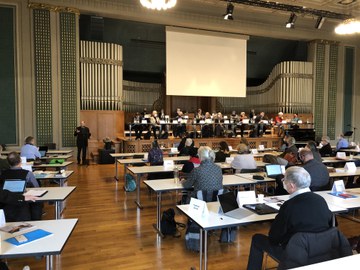 In einer persönlichen Erklärung fordert Synodenpräsident Felix Caduff das Abtreten des «klerikalen Männerbundes» in Chur - verbunden mit einem Aufruf zur Aufbauarbeit. Die #Synode verabschiedete zudem den zurückgetretenen #Generalvikar Josef Annen. 

zhkath.ch/kirche-aktuell…
