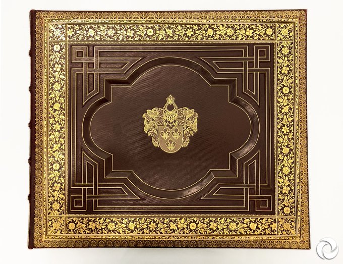 Is #Sinterklaas zijn boek kwijt?! 😱
Gelukkig niet! Dit is een gedenkboek met prachtige foto's uit 1921, ter gelegenheid van het afscheid van jonkheer W.G. Dedel als #dijkgraaf 👴
Hij ligt opgeborgen in ons archief, maar je kunt 'm online inzien! 📕
https://t.co/rg0Sw9b4PP