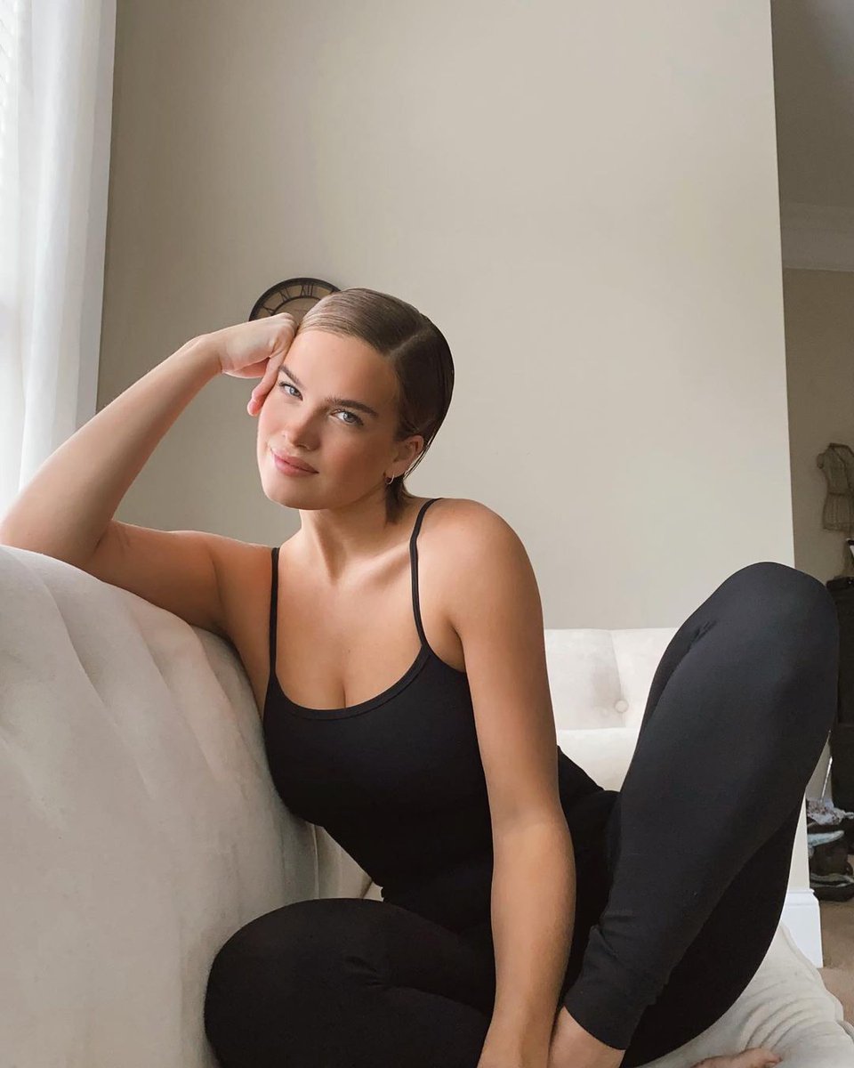 stormibrei's tweet photo. ⠀ 

⠀  ⠀  ⠀ Lounging around in my @pildoranow unitard, thinking about becoming a ballerina, do you think it’s too late? Lol ⠀ㅡ                    

  ⠀ https://t.co/wdCSLTSUr1