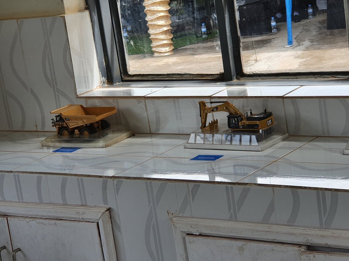 RewuRwanda's tweet image. Right now: the CEO of @Mines_Rwanda Hon. @Francis_Gatare, Secretary of State in @Rwanda_Edu Hon. @ClaudetteIrere, the governor of @RwandaNorth Hon. @gatjmv chairman of the Mining Forum @Malic_Kalima and various others are visiting the school @RSchoolOfMining as part of #MiningDay