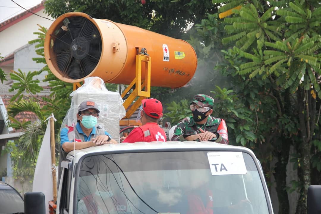Jember, Komandan Kodim 0824/Jember Letkol Inf La Ode Muhammad Nurdin melaksanakan penyemprotan disinfektan menggunakan _Armada Gunner Spray Blower_ untuk mempercepat pemutusan penyebaran Covid-19 di Kota Jember. Jumat, 4 November 2020.
https://t.co/kn8NE8ySBp https://t.co/cZ3sKDBTQ2