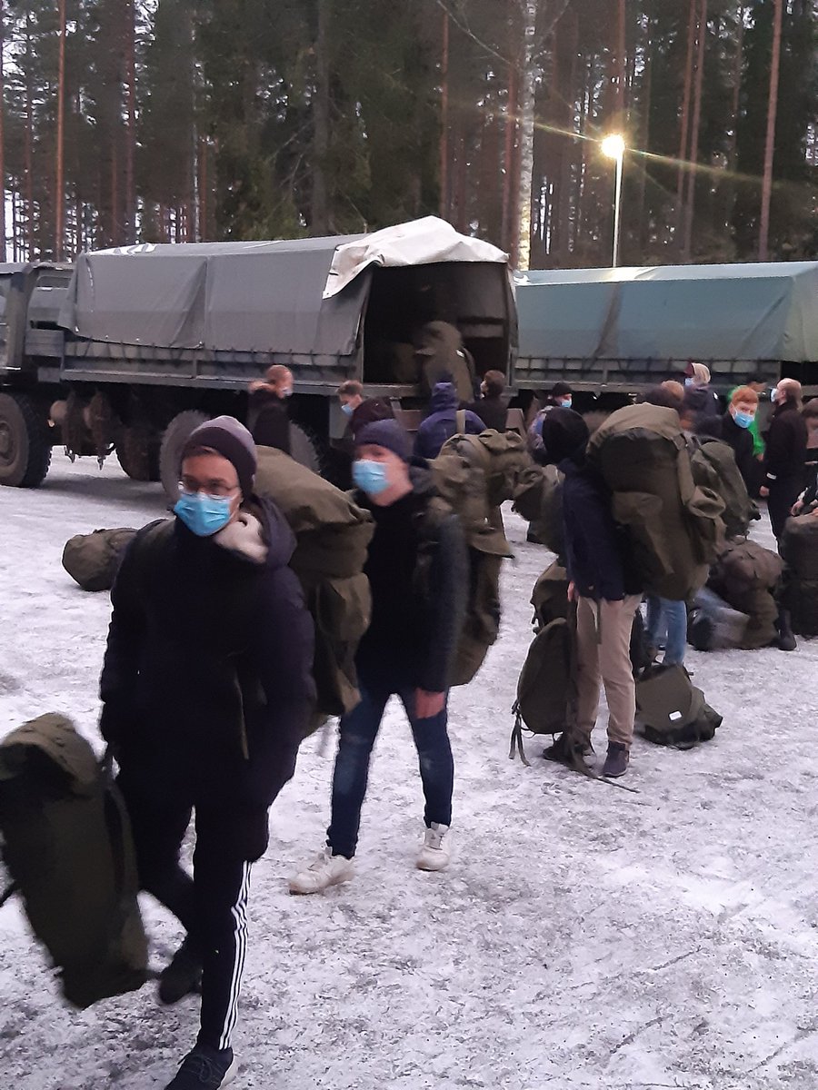 KarjalanPR's tweet photo. Keihäs20-harjoitus päättyy tänään. ITOPTRI15 reserviläiset olivat aamun ensimmäinen ryhmä joka aloitti varusteiden portaittaisen palauttamisen. - Hieno oli harjoitus, mutta kiva päästä kotiin,  kertaamassa olleet reserviläiset kertovat. https://t.co/yE626l7bav