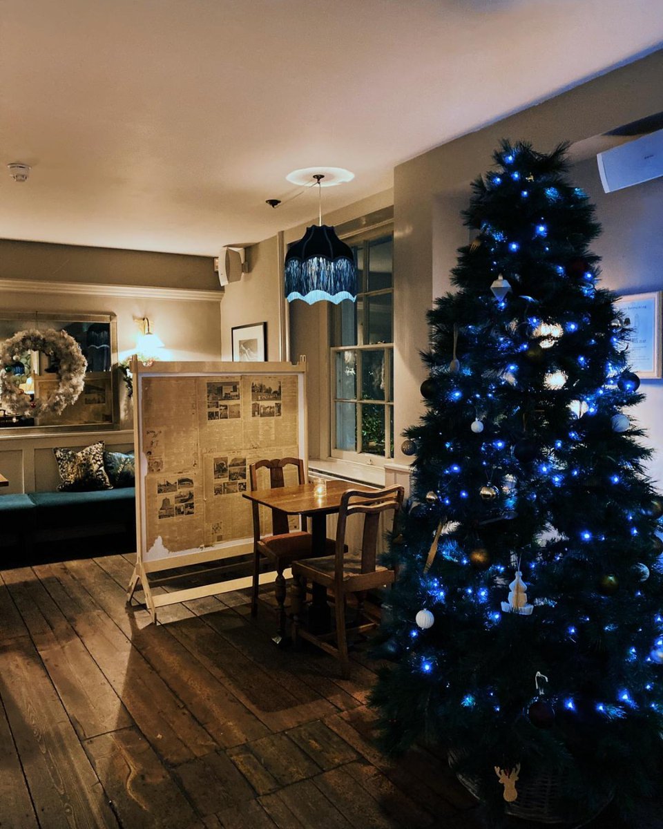 Who's confused? Here are the rules about visiting The Swan
1. You can drink alcohol but you have to eat something.
2. You can have coffee, tea &amp; soft drinks without eating anything!
3. You have to sit with your household or bubble.
4. You can mix households outside up to 6.
😁😄