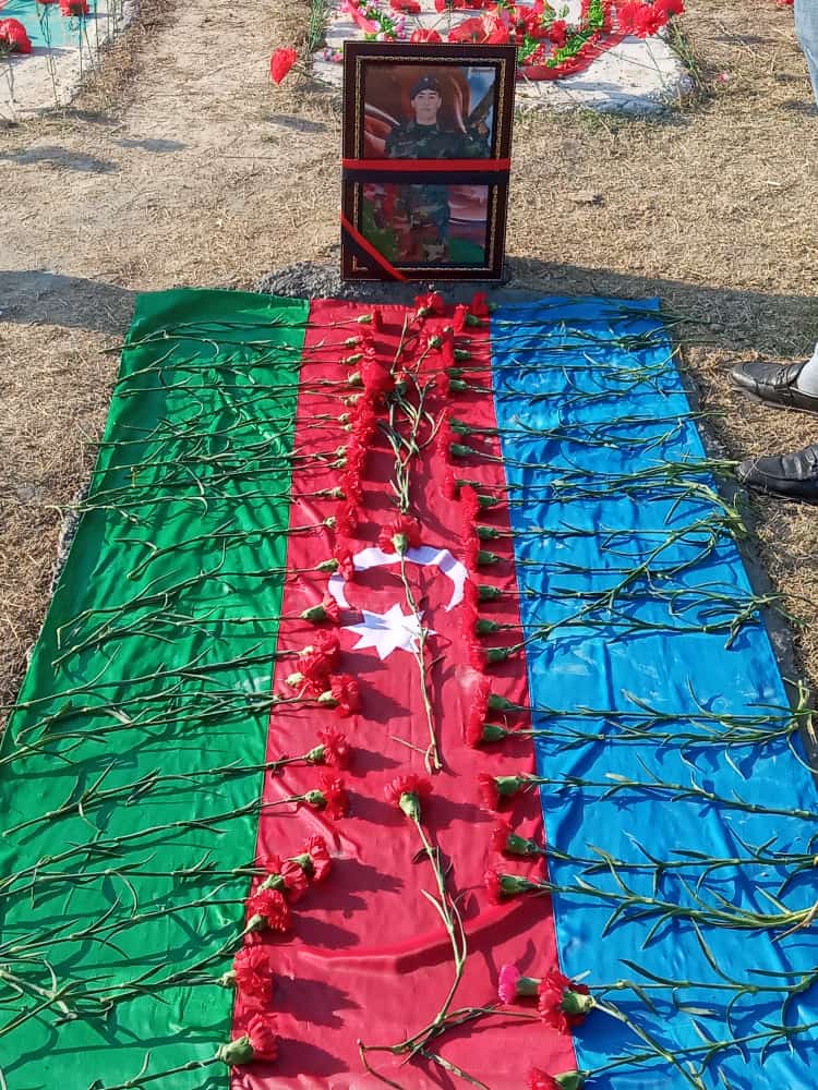 Şəhid Əlizadə Toğrul🇦🇿
18 yaşı vardı.Talış kəndi uğrunda gedən döyüşlərdə qəhrəmancasına şəhid olmuşdur.2-ci Qarabağ müharibəsində Beyləqanın ən gənc şəhidi hesab olunur.Vaxtilə nənəsi Zəmilə xanım da Füzuli rayonun işğalı zamanı şəhid olmuşdur.
#sehidlerolmezvetenbolunmez