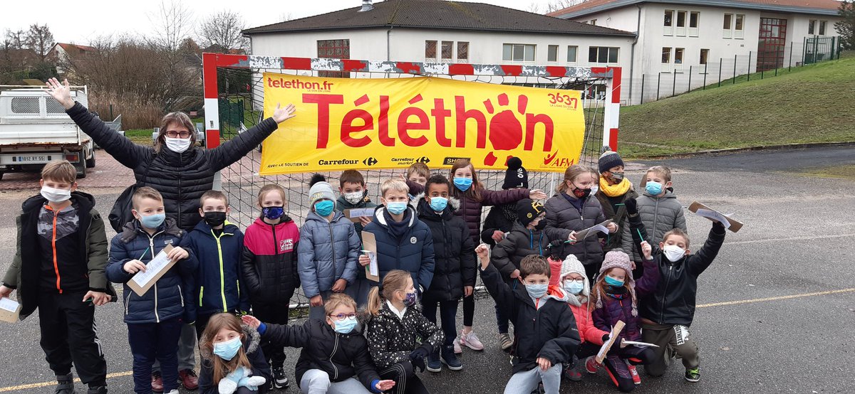 AubiatD's tweet photo. Belle journée pour la solidarité à l'école Jean Errard. Les 8 classes ont couru pour le Téléthon.
458 kilometres ont été parcourus !!!
Bravo aux élèves qui ont mis toute leur énergie dans cette rencontre Usep. https://t.co/3rWDAHrnI7