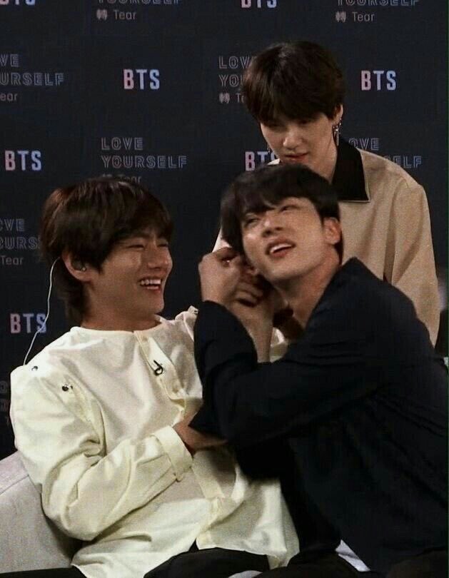 It’s all in the way he looks at his hyung with stars in his eyes