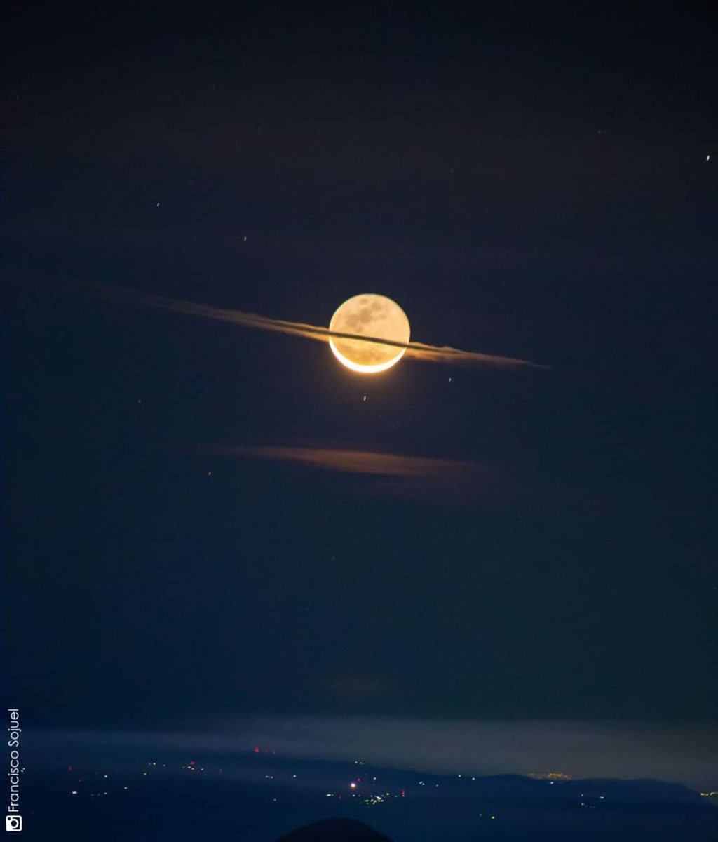 Saturne ou Lune...?  Great and happy weekend to everyone..!