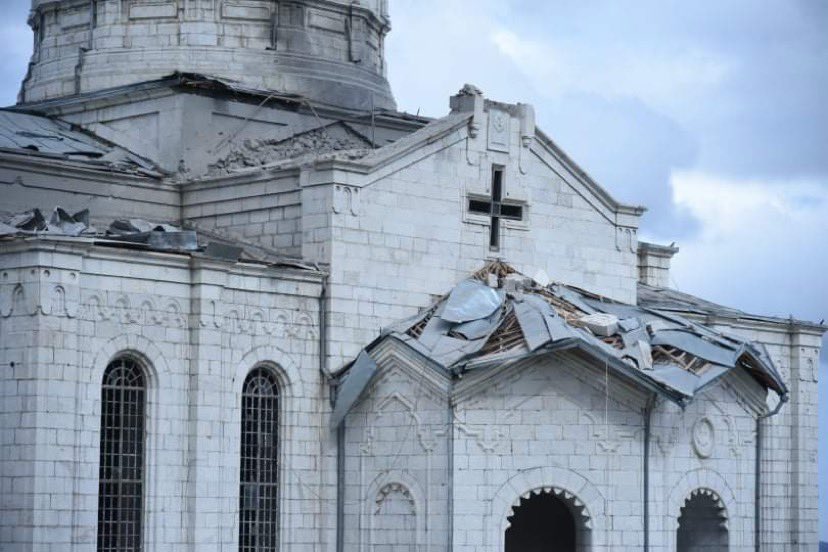 THREAD des destructions (vandalisme, dégradation....) du patrimoine culturel et religieux arménien en  #Artsakh par l’ #Azerbaïdjan.  - Bombardement de l’église apostolique arménienne (Ghazanchetsots) de  #Shushi