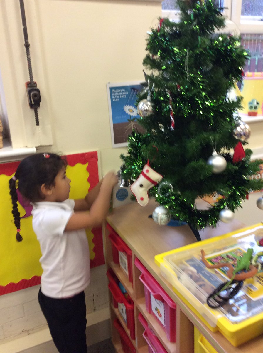 MrsBrothwell's tweet photo. Nursery had lots of fun helping decorate the Christmas tree 🎄 @GilbertInfant #goingforgold #eyfs https://t.co/8AwRYKkEpC