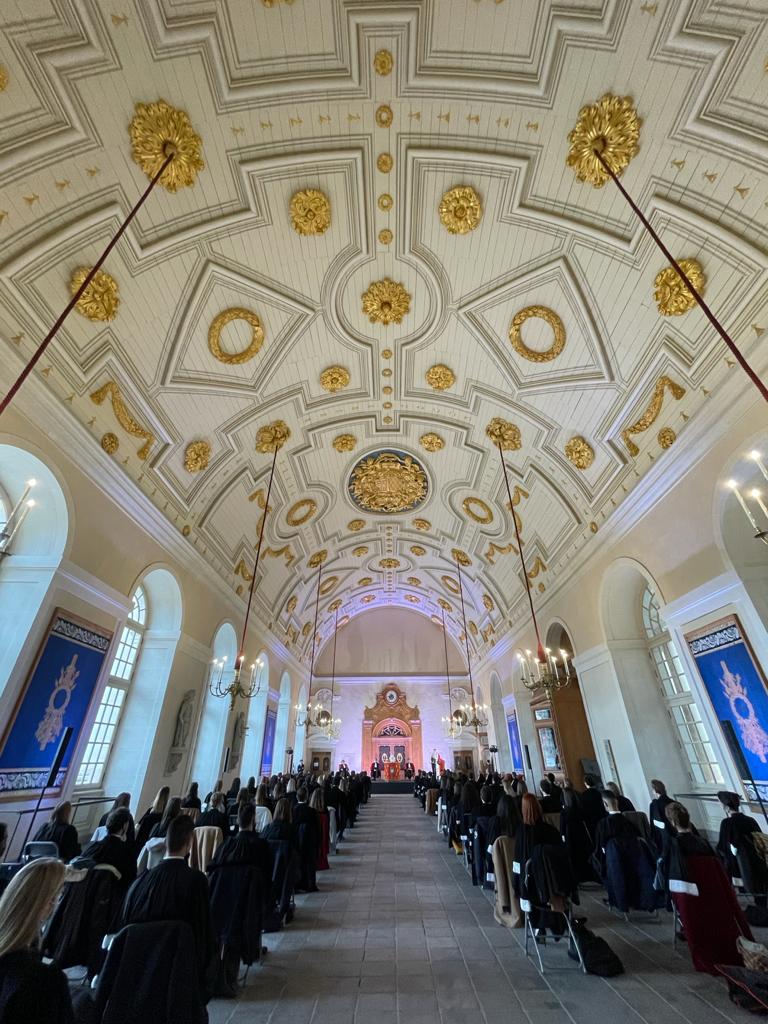 Heureusement la salle dite des procureurs du #parlementDeBretagne permet le respect des normes sanitaires de distanciation lors de la cérémonie de serment 
Photos <a href="/MichaelMeniane/">Michael Meniane</a>