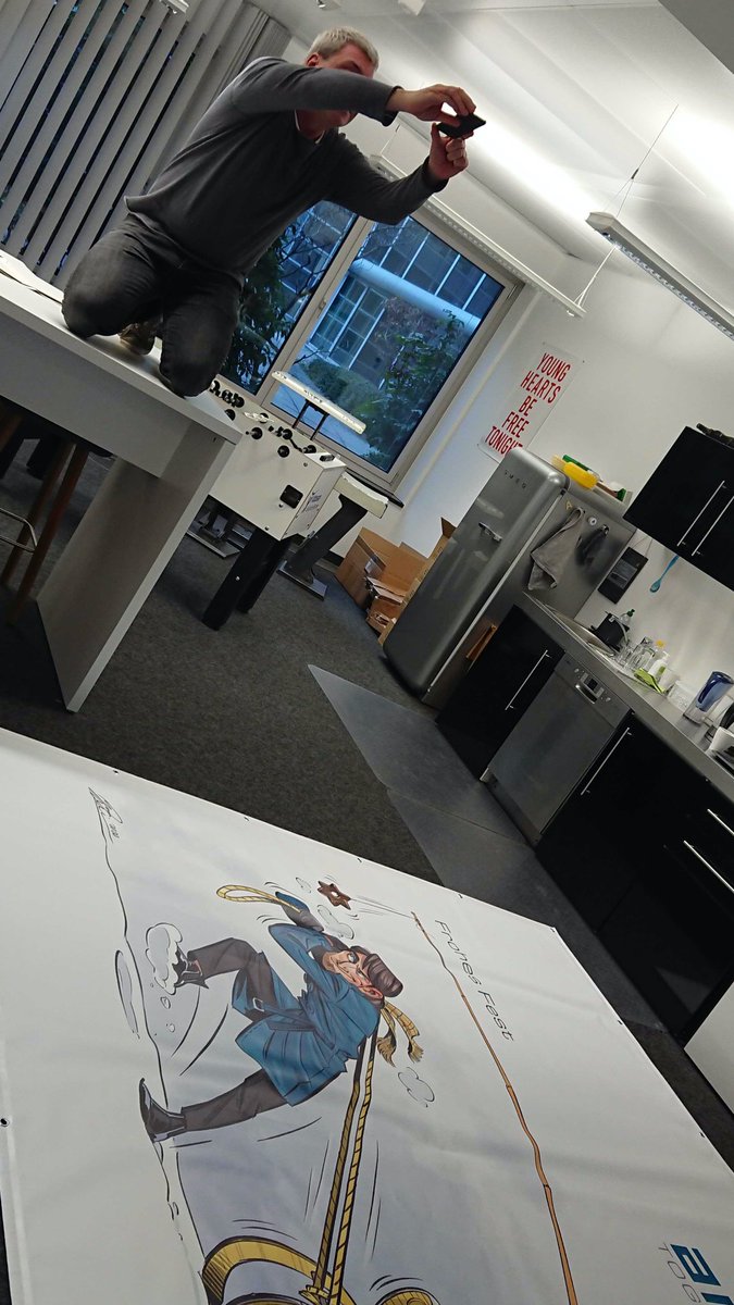 Wir haben heute ein besonderes Paket erhalten und um den Inhalt zu fotografieren zeigt unser Geschäftsführer Volker vollen Körpereinsatz. Was genau in dem Paket war, erfahrt ihr nächste Woche. Schönes Wochenende!

#münchen #feierabend #fotoshoot