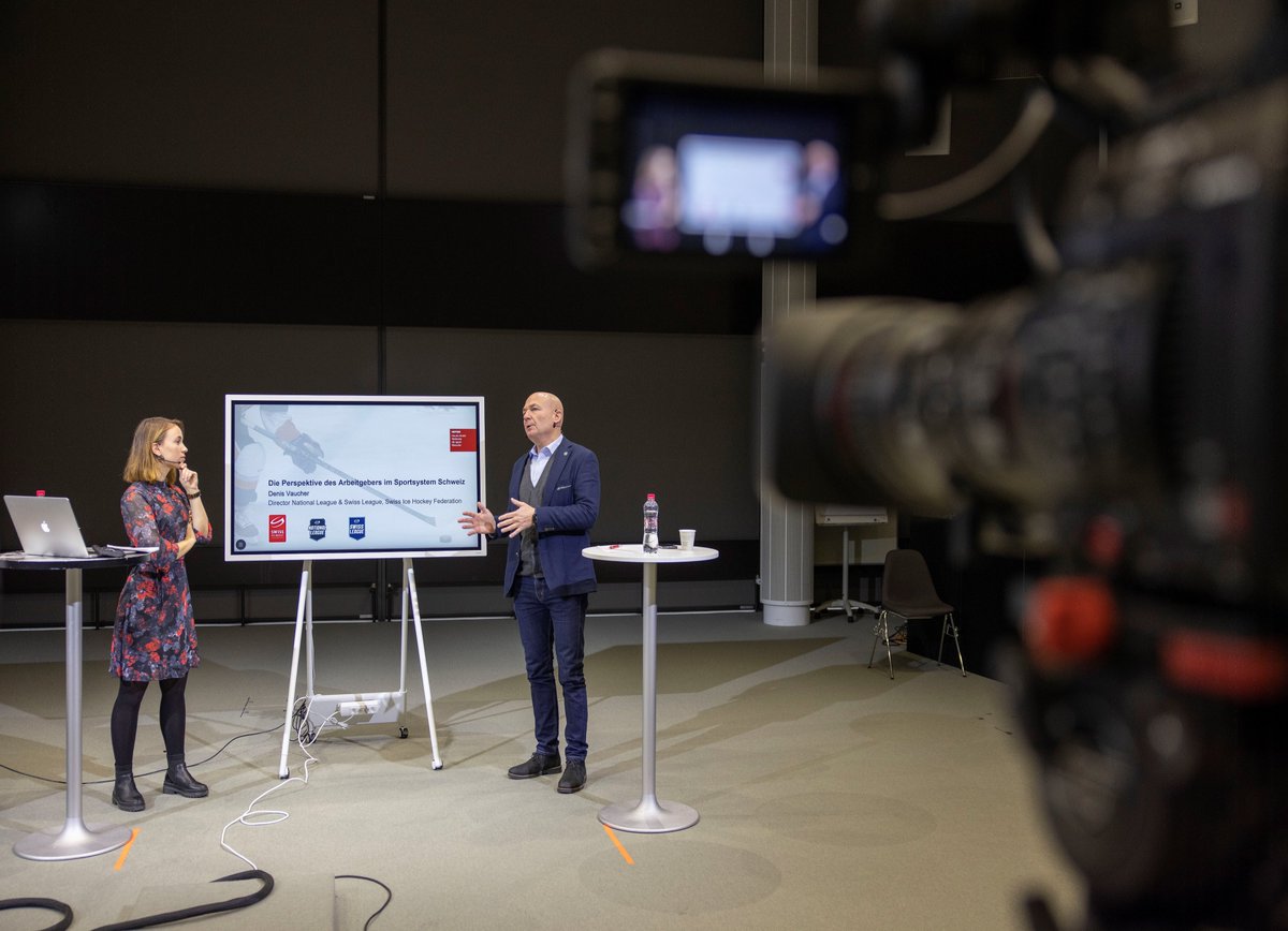 EHSM_Magglingen's tweet photo. Heute war «Kick-Off Praktikum» für die Studierenden des Masterstudiengangs Spitzensport #EHSM. Neben Inputs diskutierten Denis Vaucher, Direktor der @NLSLOfficial von @SwissIceHockey &amp; @Florence_Pillet vom #BASPO die Perspektive des Arbeitgebers im Sportsystem 🇨🇭. #magglingen https://t.co/NMf17c24GP