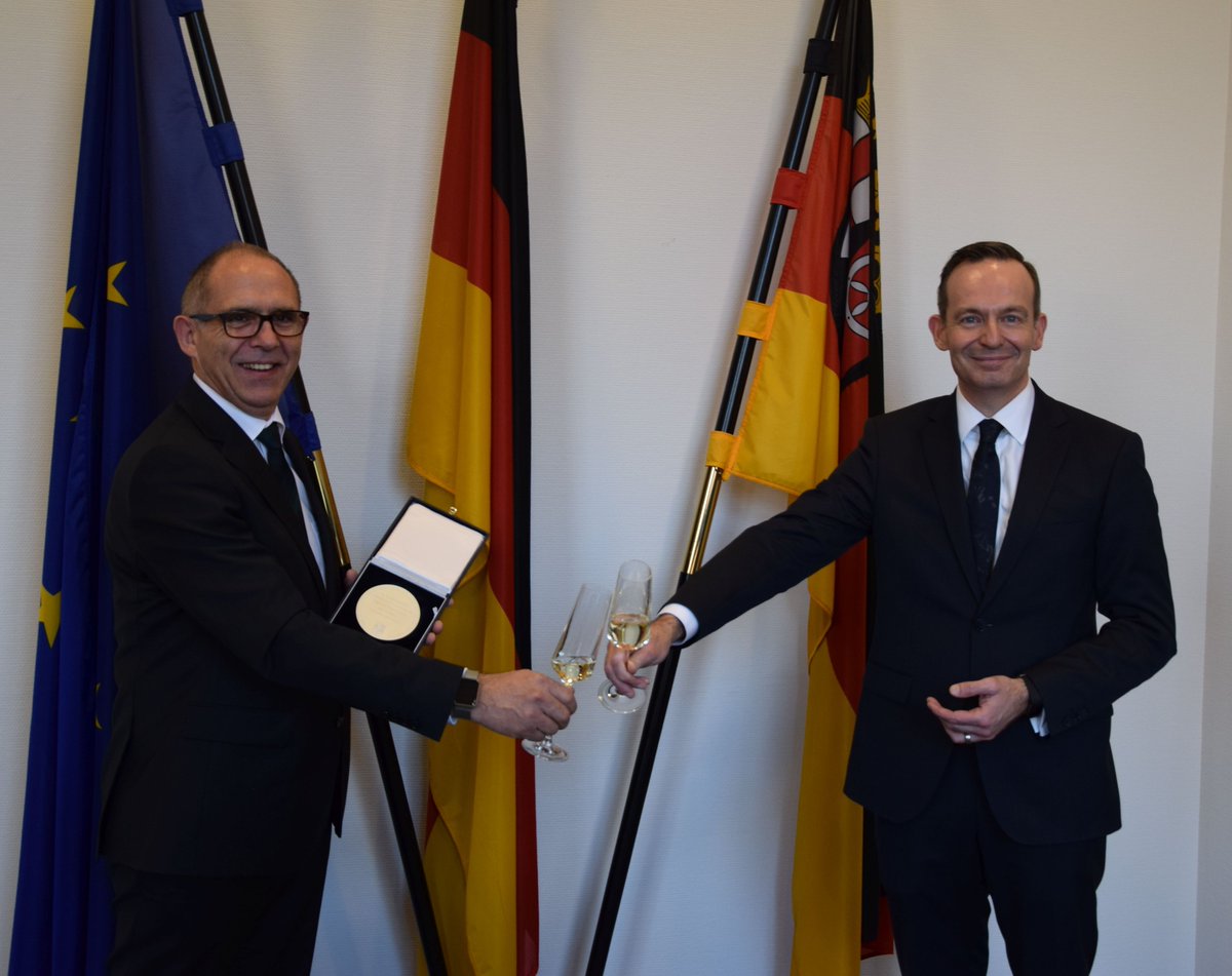 energie_rlp's tweet image. Wirtschaftsminister Dr. Wissing zeichnet Mathias Kuhl von #Premosys AG mit der #Wirtschaftsmedaille aus. Produktion sowie Forschungs- und Entwicklungsarbeit finden im energieeffizienten Technikum statt. Das Gebäude versorgt sich selbst mit Energie. earlp.de/premosys