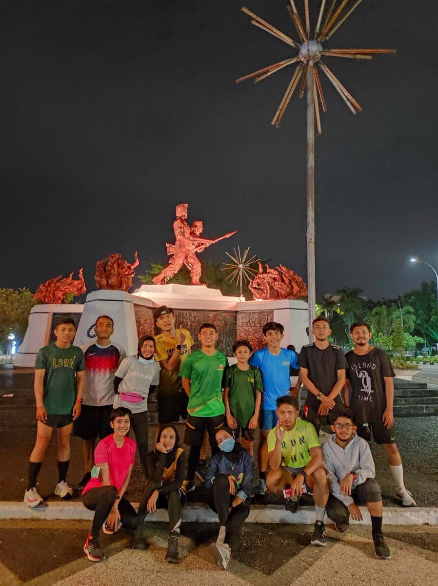 Friday Night Run is back!! thankyou for tonight and stay healthy guys 🙌🏻🙌🏻🙌🏻
#LibuRun #NightRun #milesofmadness