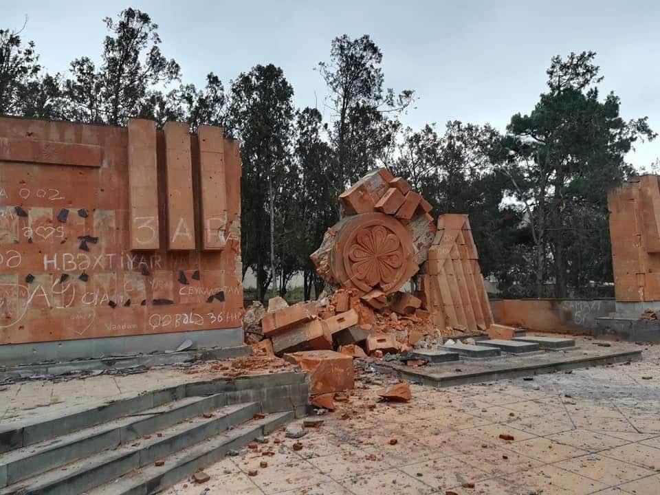  - Monuments culturels détruits par les soldats azerbaïdjanais en  #Artsakh