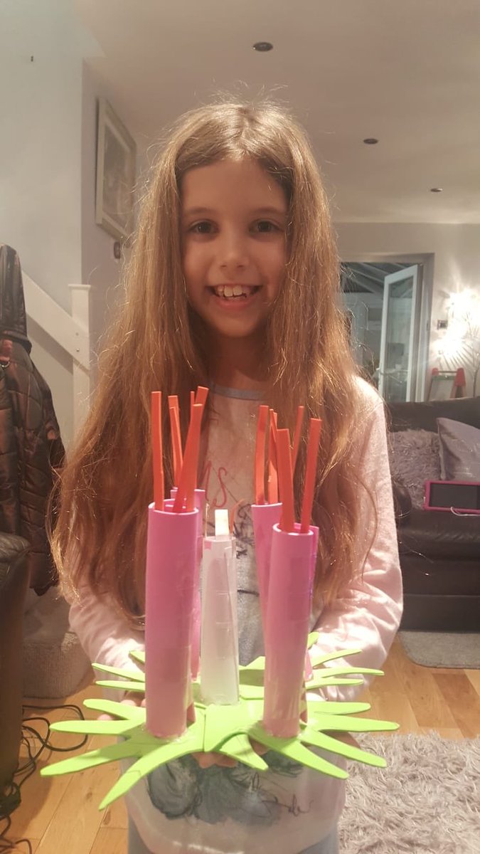 75busagirl's tweet photo. @HollyfieldPri Ella loved making her Christmas wreath. https://t.co/LuFKlSZDJv