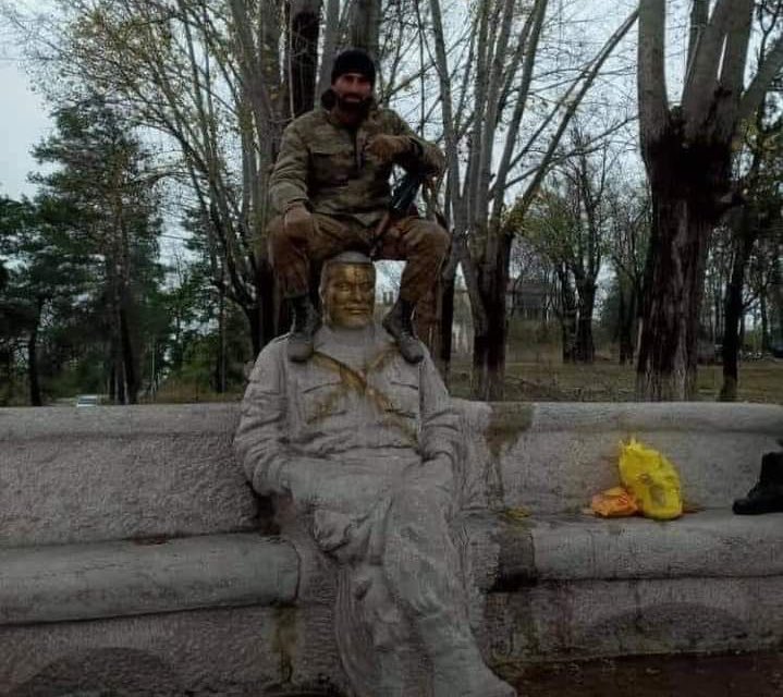  - Détérioration de la statue de Vazgen Sargsyan, héros national arménien en  #Artsakh.