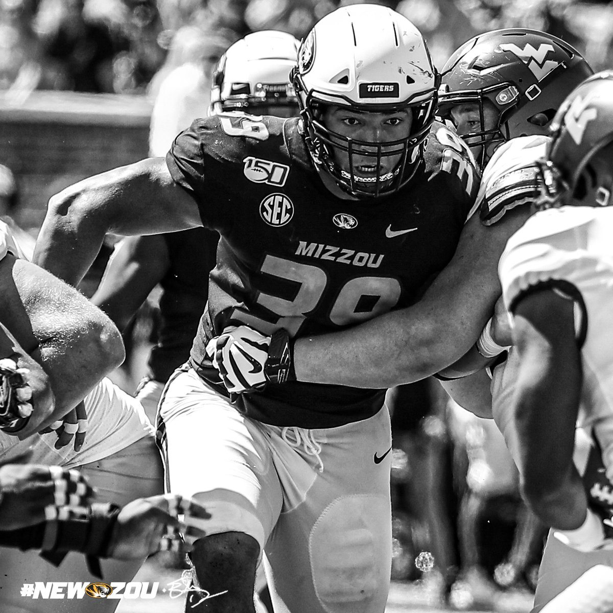 MizzouFootball's tweet photo. Thank You @chris_turner17 💛🖤

#SeniorDay 
#MIZ x #NewZou 🐯🏈 https://t.co/NKFjEETp7W