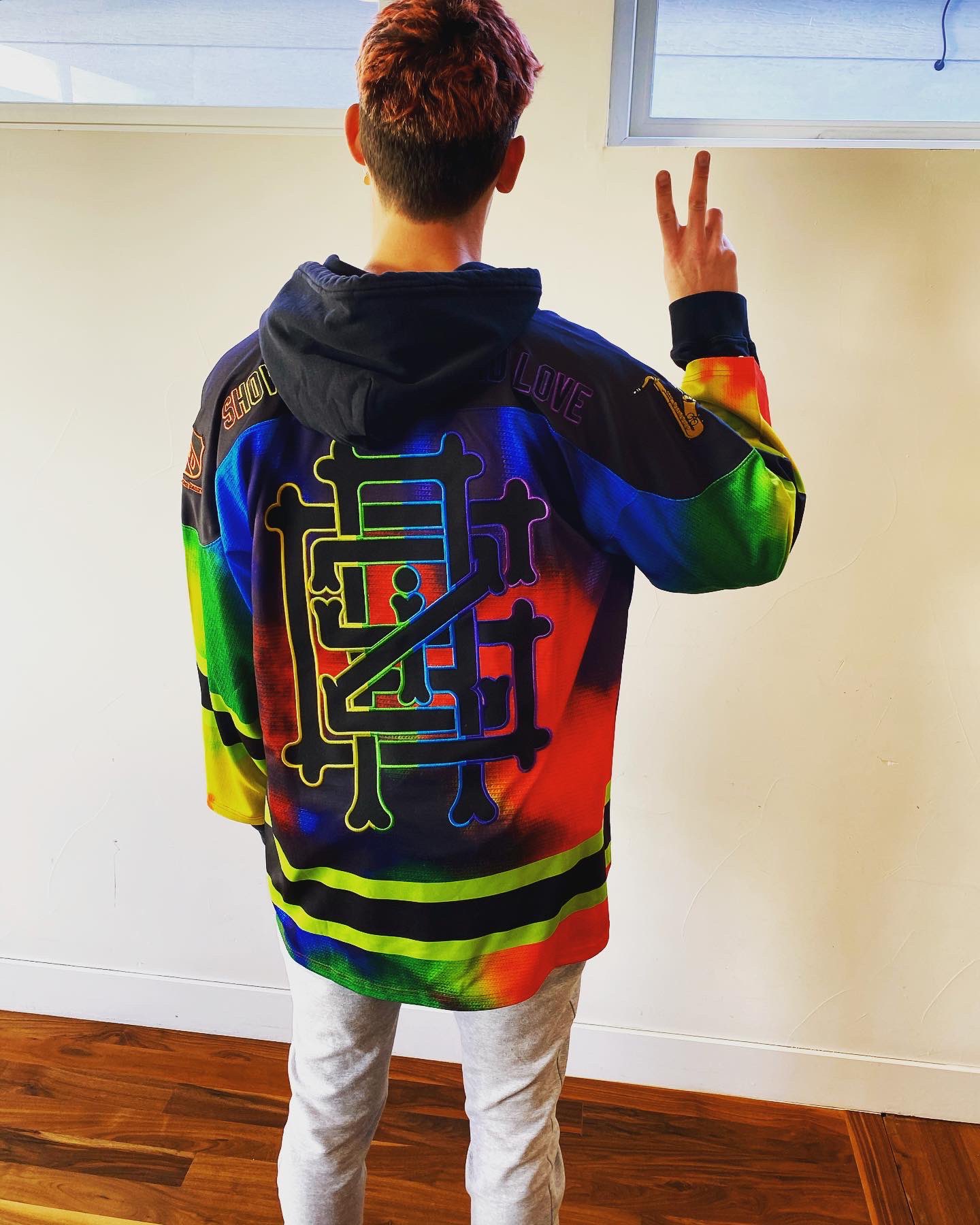 X 上的GRiZ 🌈：「dropping the jerseys and some more merch items Sunday at 1 pm est during a live stream