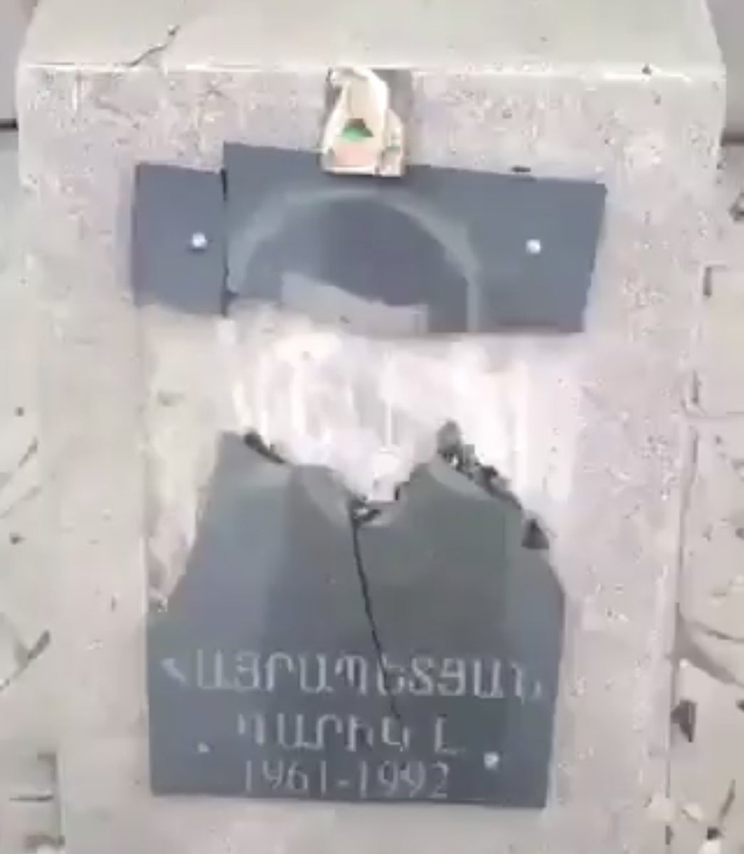  - Mémorial arménien en  #Artsakh détruit par des soldats azerbaïdjanais.