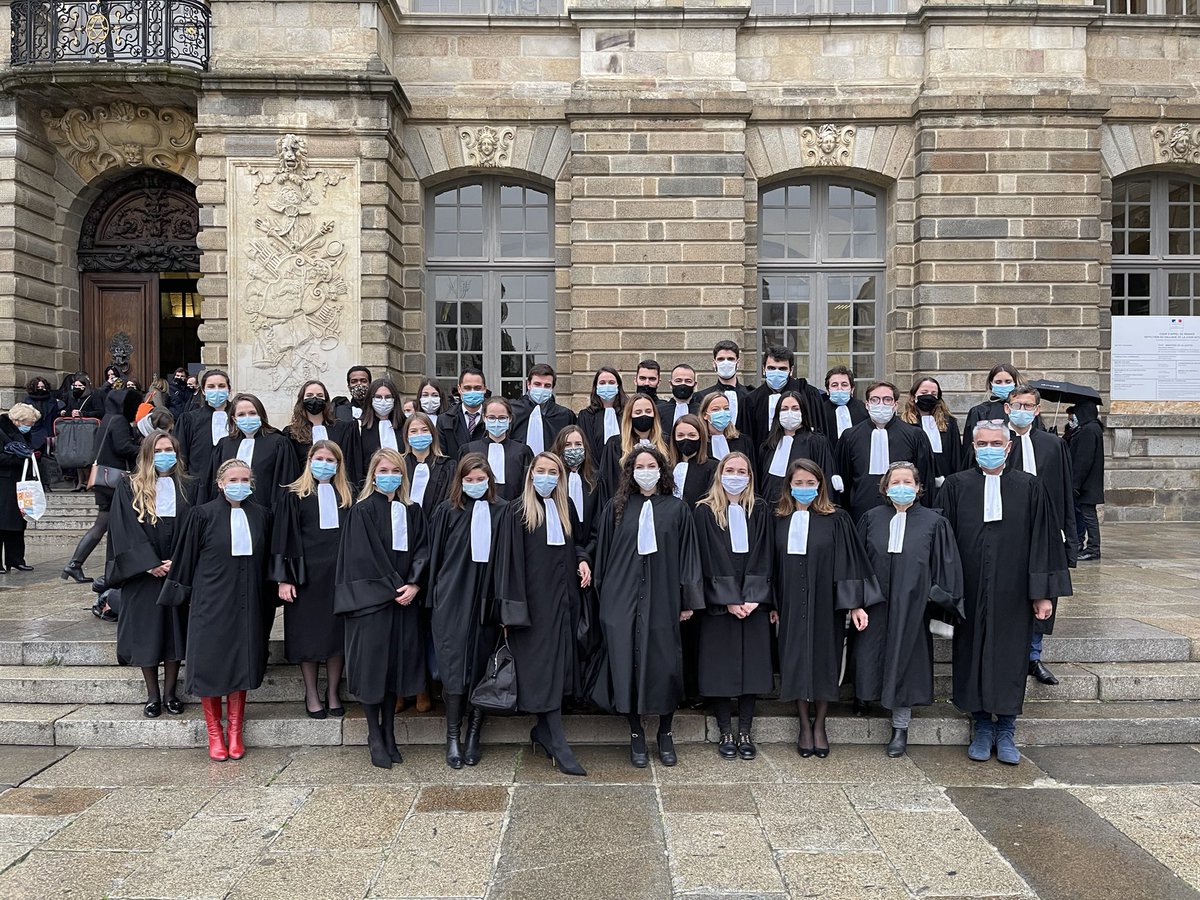 barreaunantes's tweet photo. Cérémonie de prestation de serment des futurs #avocats, sans leur famille cette année, mais en compagnie du bâtonnier @BrunoCARRIOU et du bâtonnier élu Christine JULIENNE à la Cour d’Appel de Rennes #CARennes #PrestationSerment https://t.co/WvZu4cZ3qs