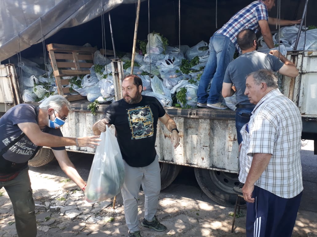 juanjo_castro's tweet photo. #Cercadelagente

Hoy vamos a asistir a más de 1000 familias de distintos barrios de #SanMiguel con un bolsón de verduras y hortalizas de 5 kg cada uno.
Es importante destacar el compromiso del gobierno Nacional y Provincial con nuestros vecinos más necesitados.

#ArgentinaUnida https://t.co/9bRD4W8rsw