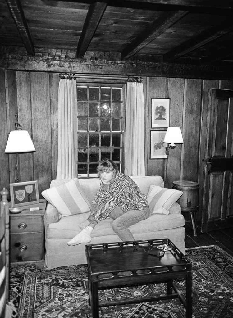 taylor swift in black & whitea thread: