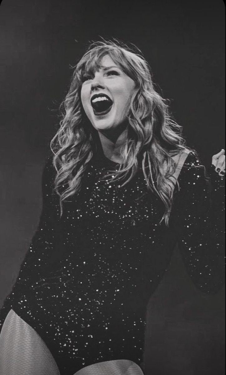 taylor swift in black & whitea thread: